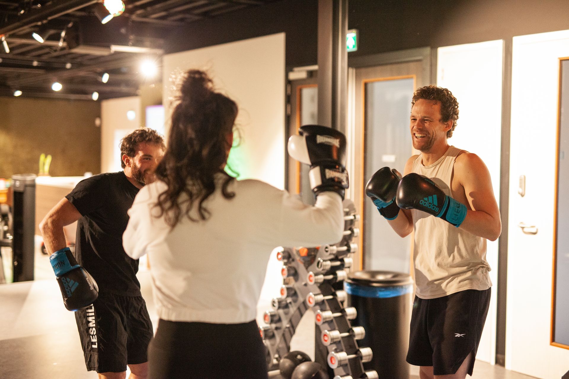 Een man en een vrouw zijn aan het boksen in een sportschool.
