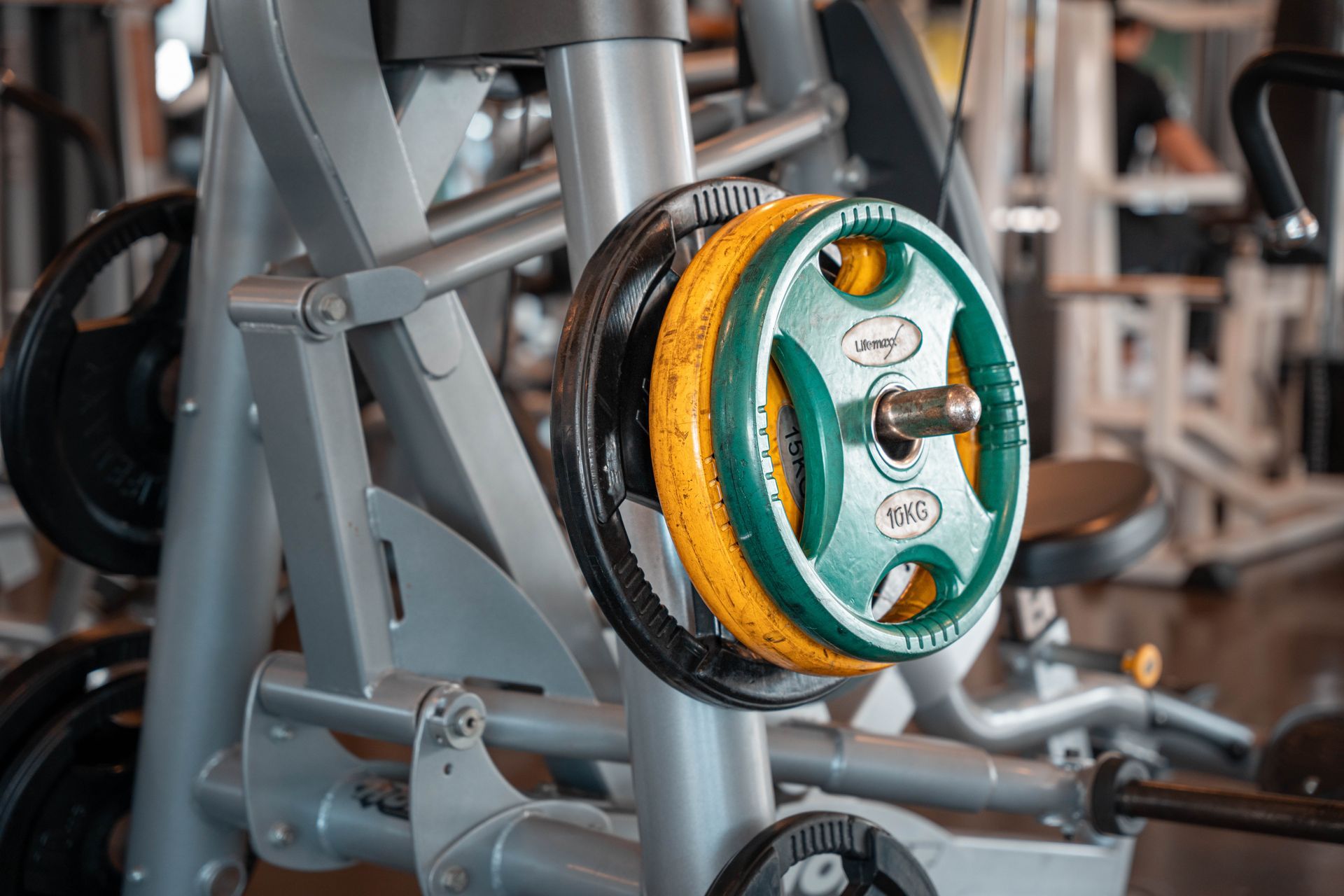 Een close-up van een halter op een machine in een sportschool.