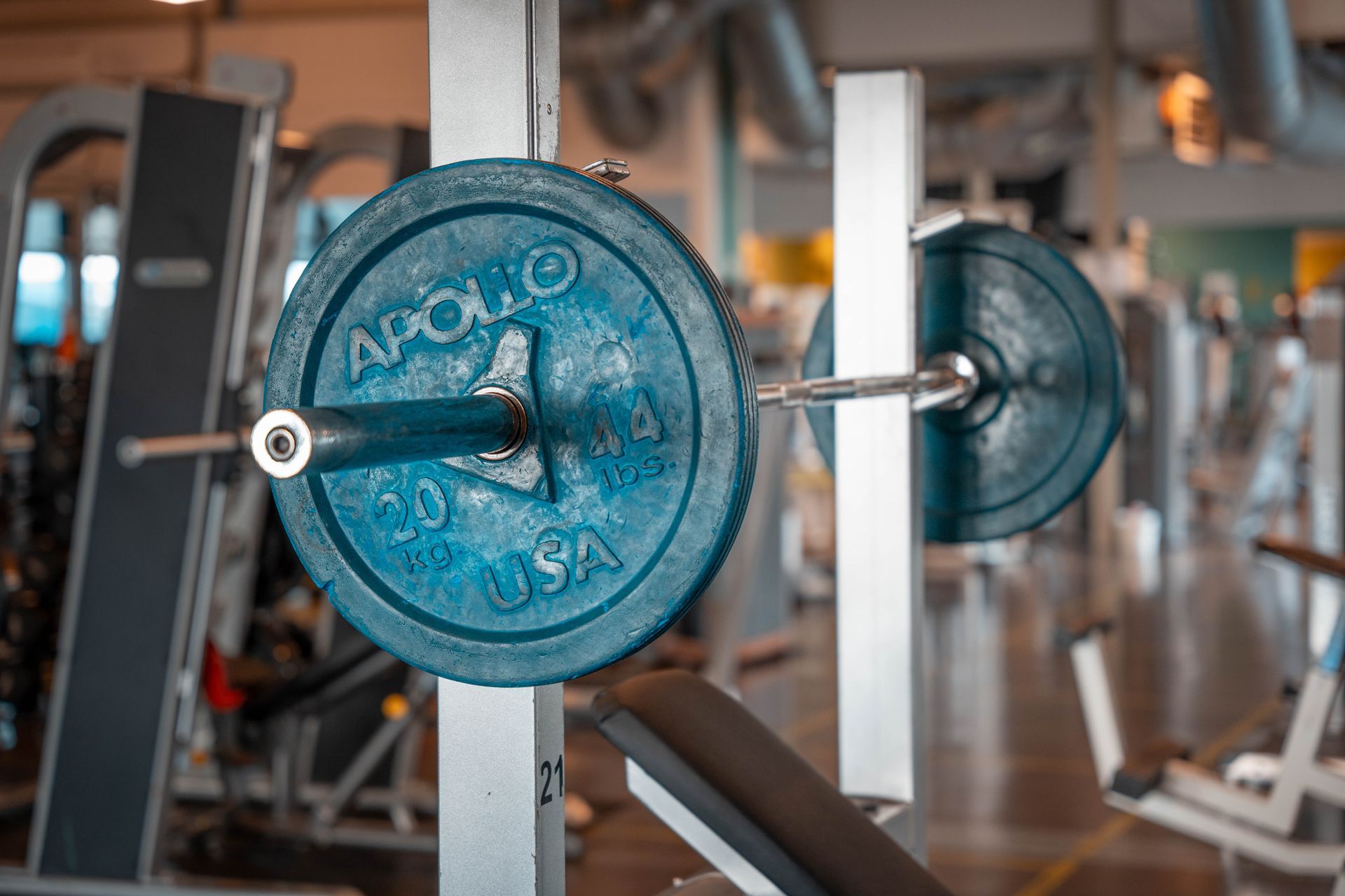 Een halter staat op een rek in een sportschool.