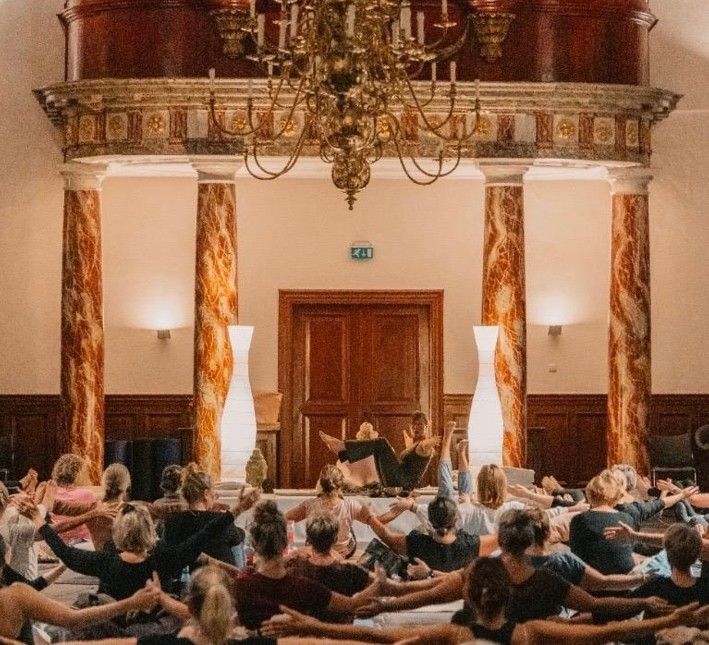 Het event in de Grote Kerk in Epe om het 10-jarig bestaan van Yoga Atelier Epe te vieren.