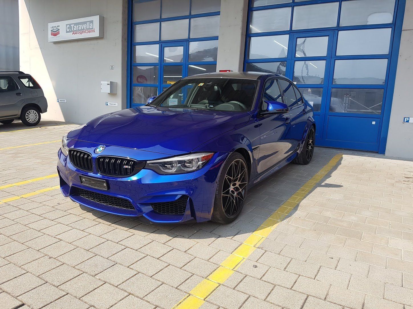 reparaturen taravella blaues auto