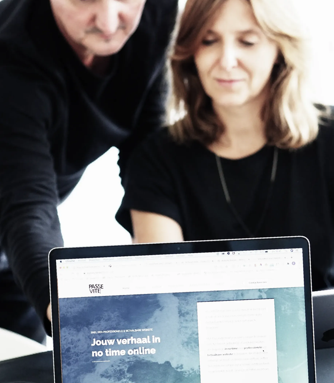 een man en een vrouw kijken naar een laptopscherm waarop in een mum van tijd jouw methode online staat