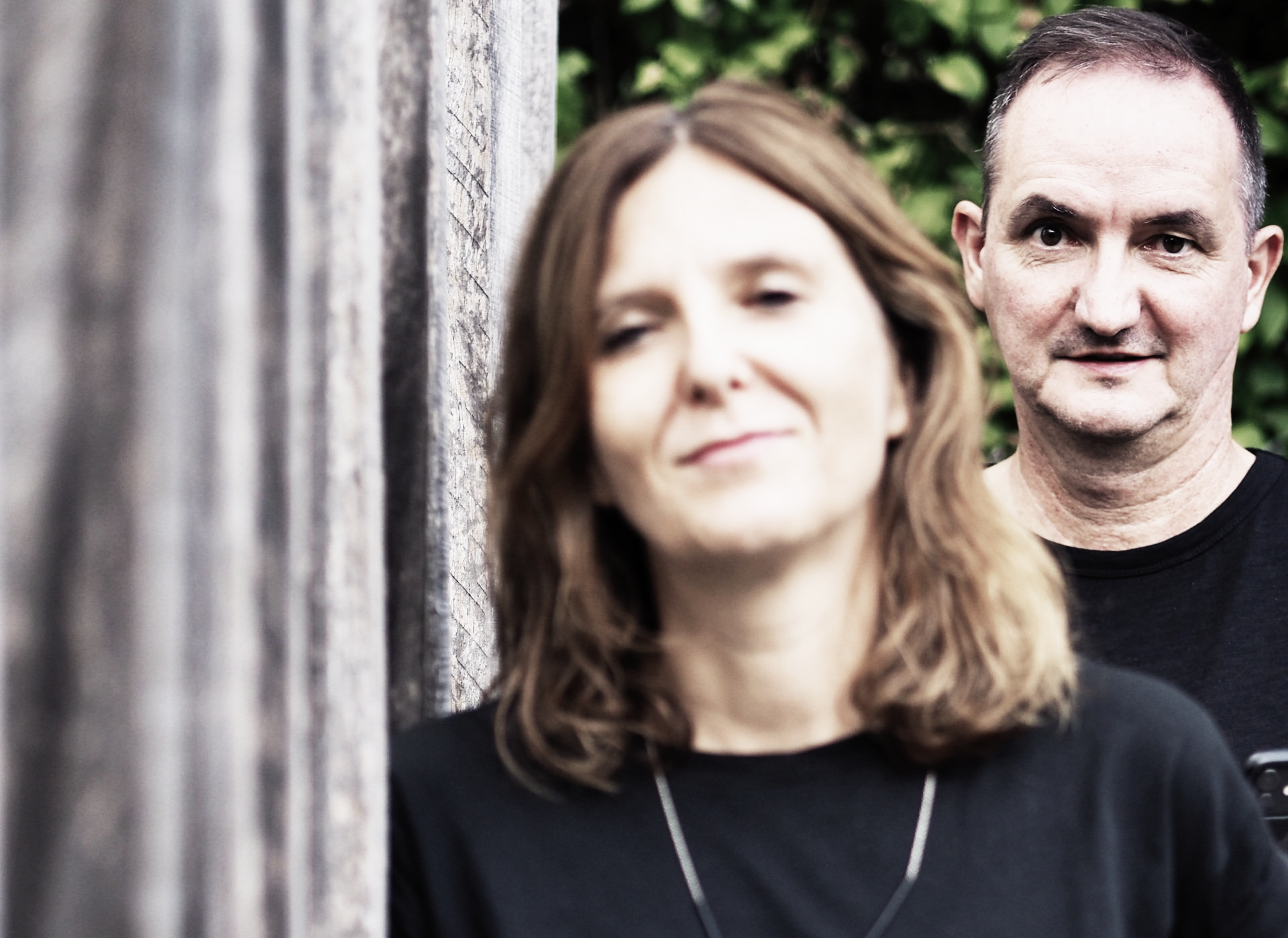 Een man en een vrouw staan ​​naast elkaar