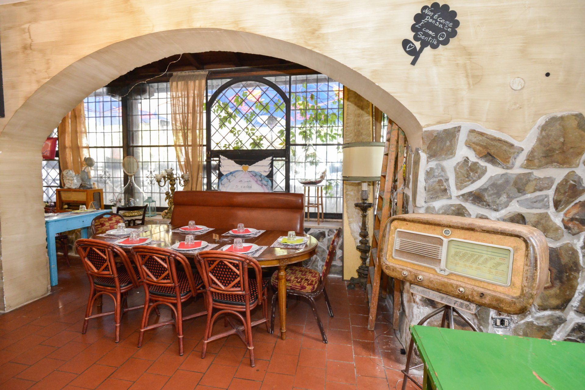 tavolo di ristorante vicino a una vetrata decorata