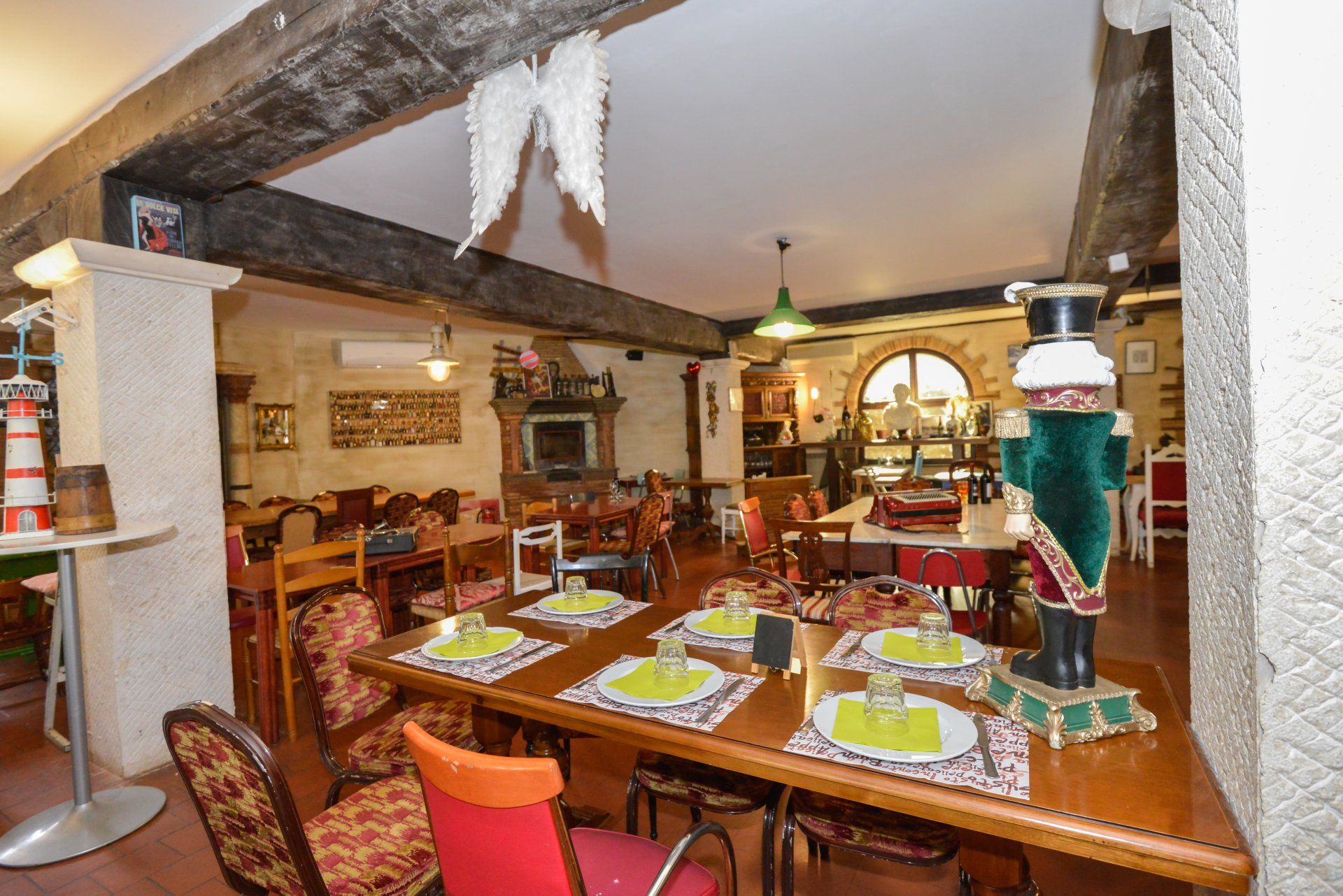 tavoli di un ristorante apparecchiati