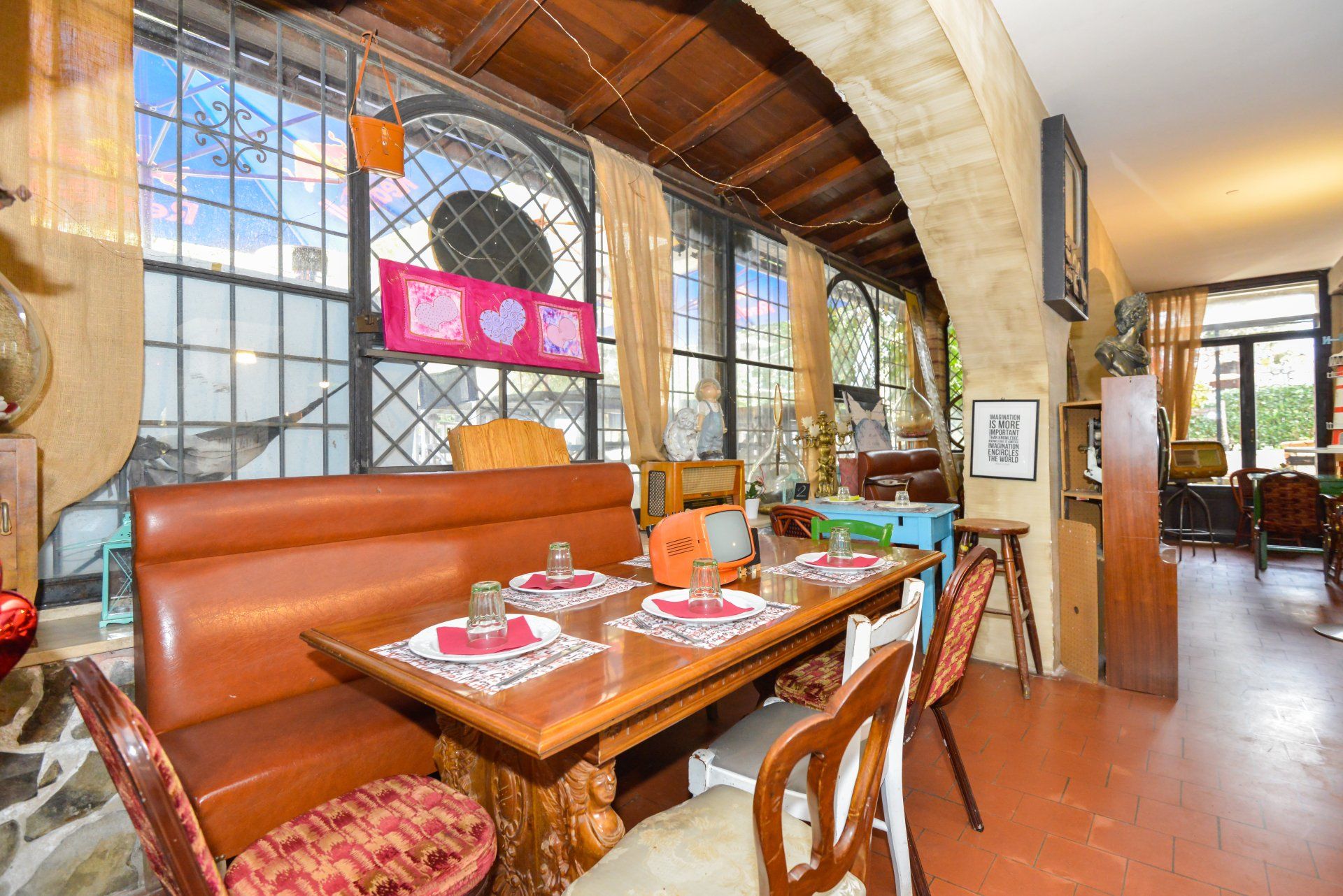 tavoli vicino a vetrata decorata