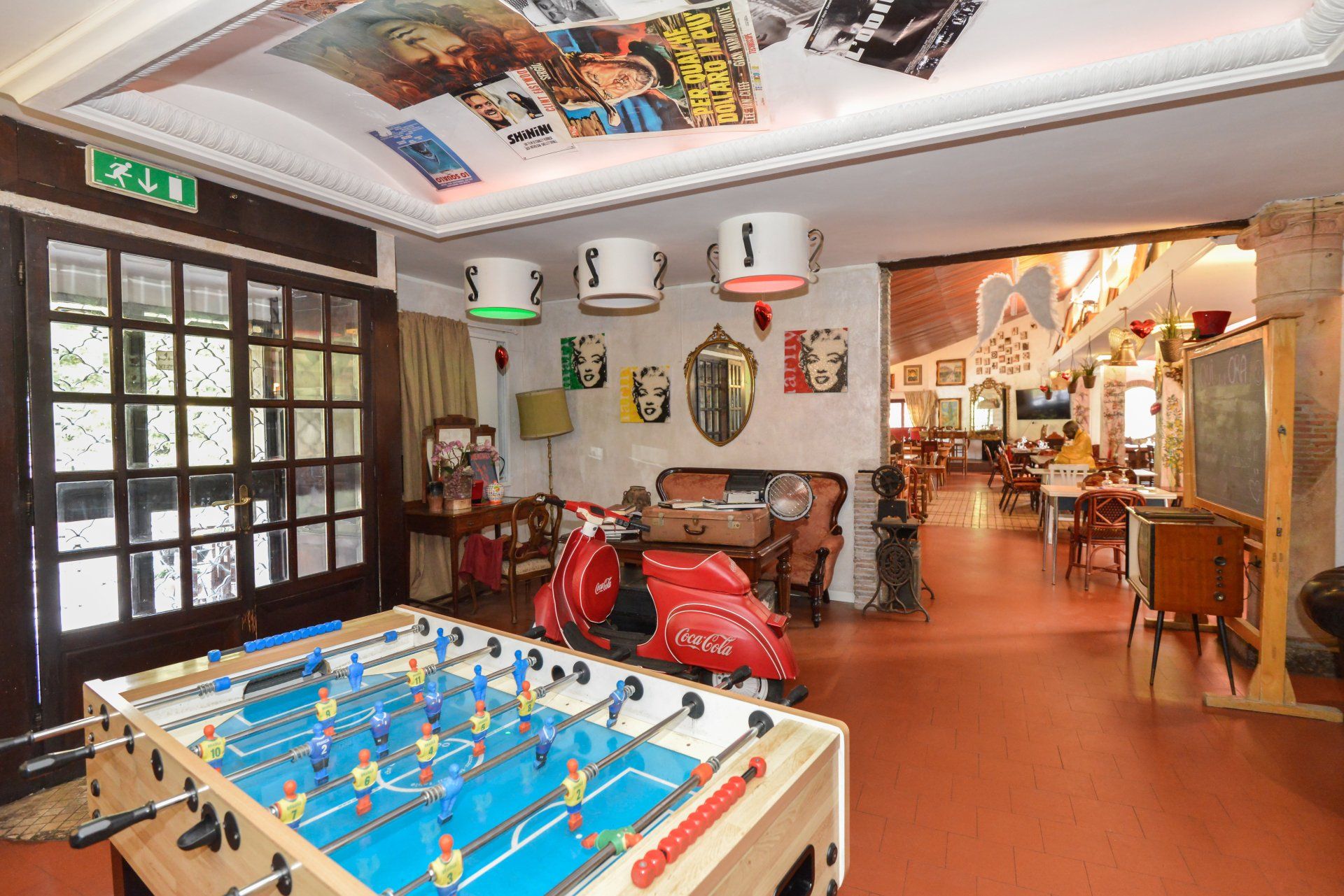 sala banchetti con biliardino