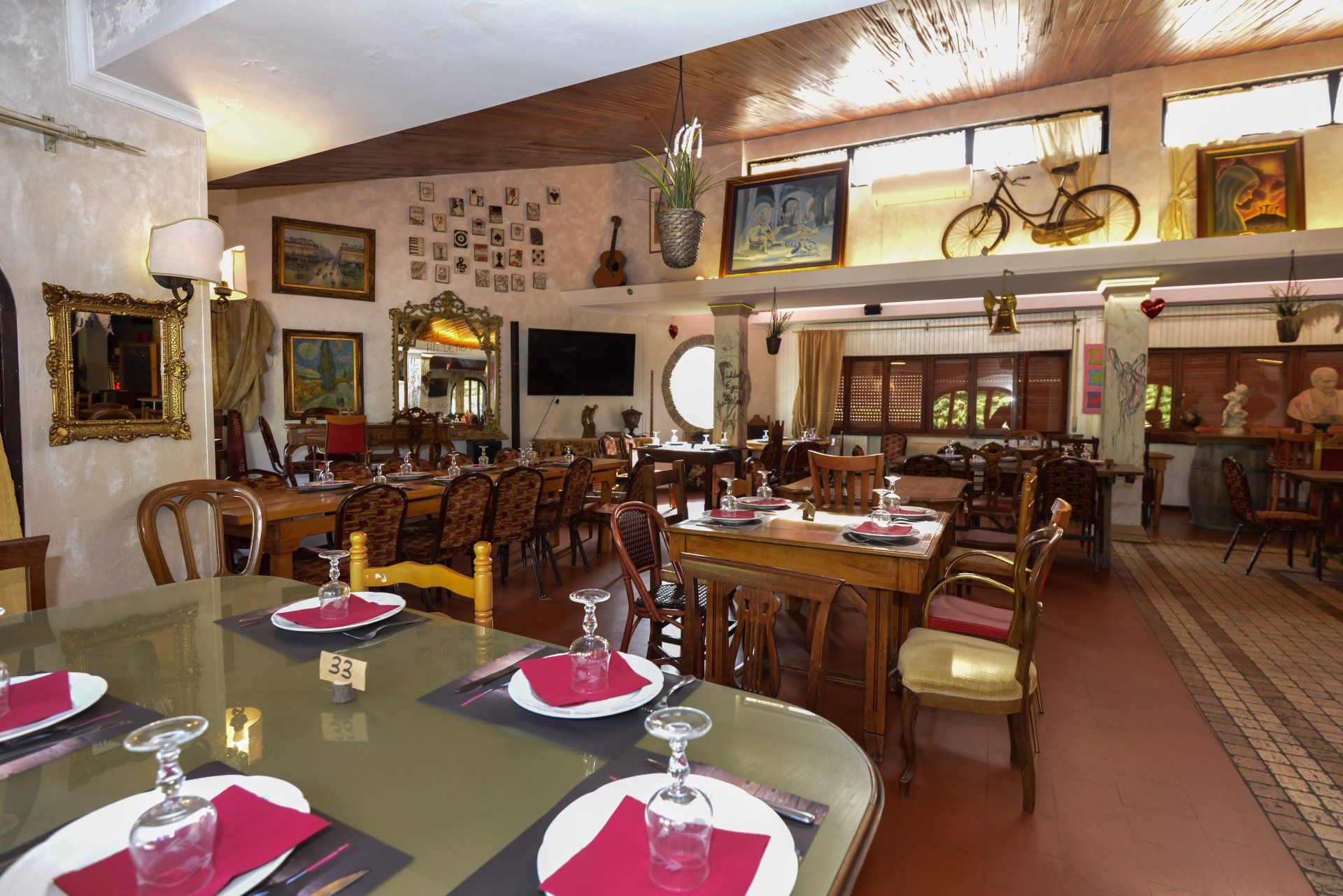 dettaglio tavolo apparecchiato