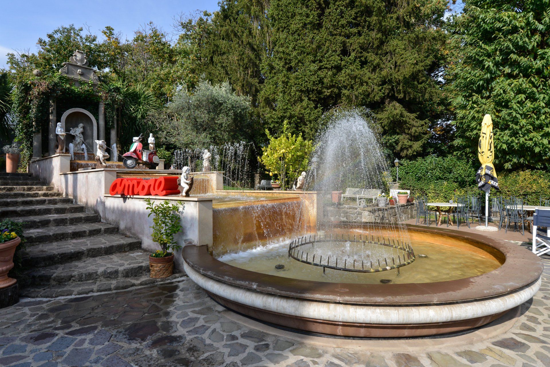 ristorante con giardino e fontana annessi