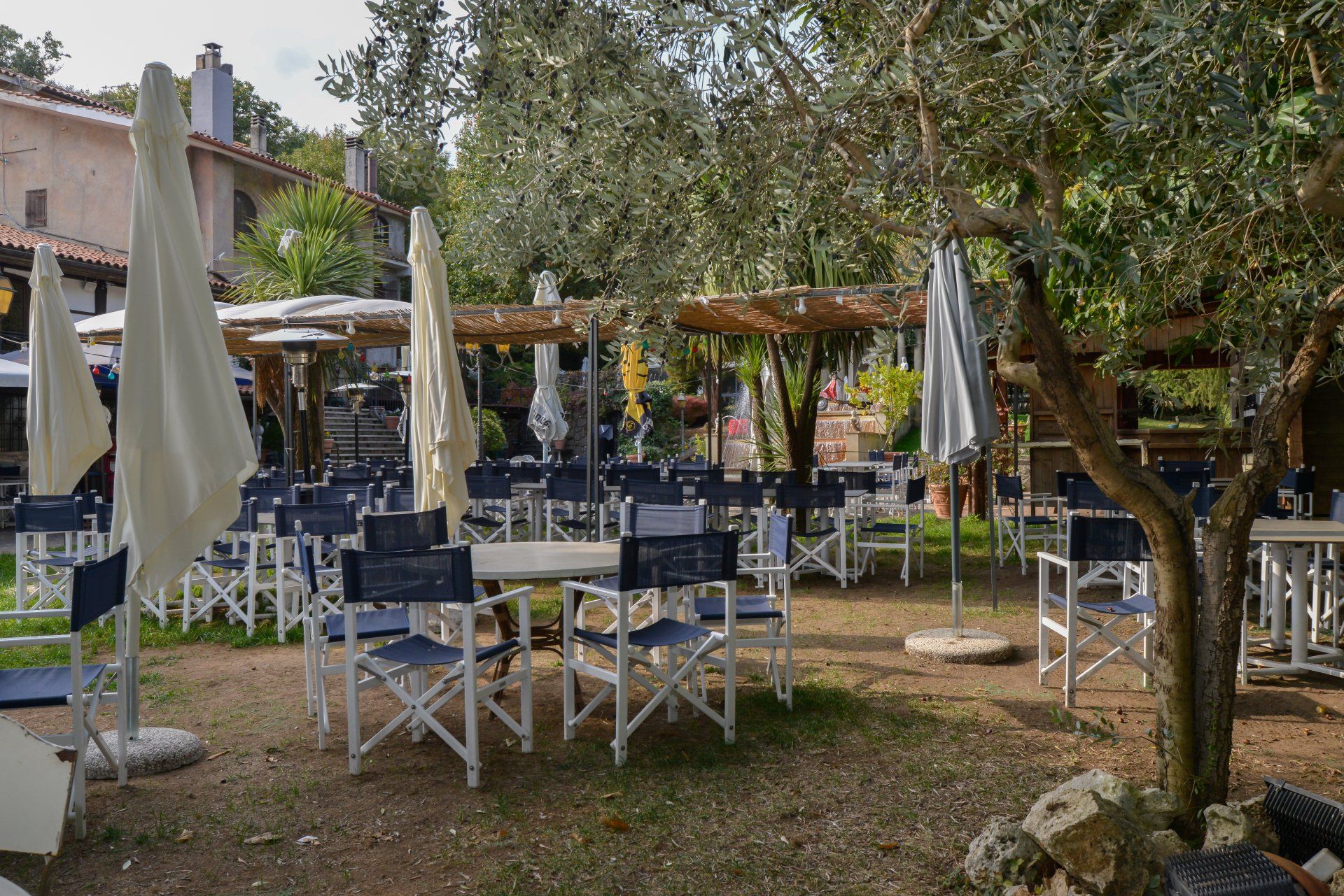 ristorante con tavoli all'aperto