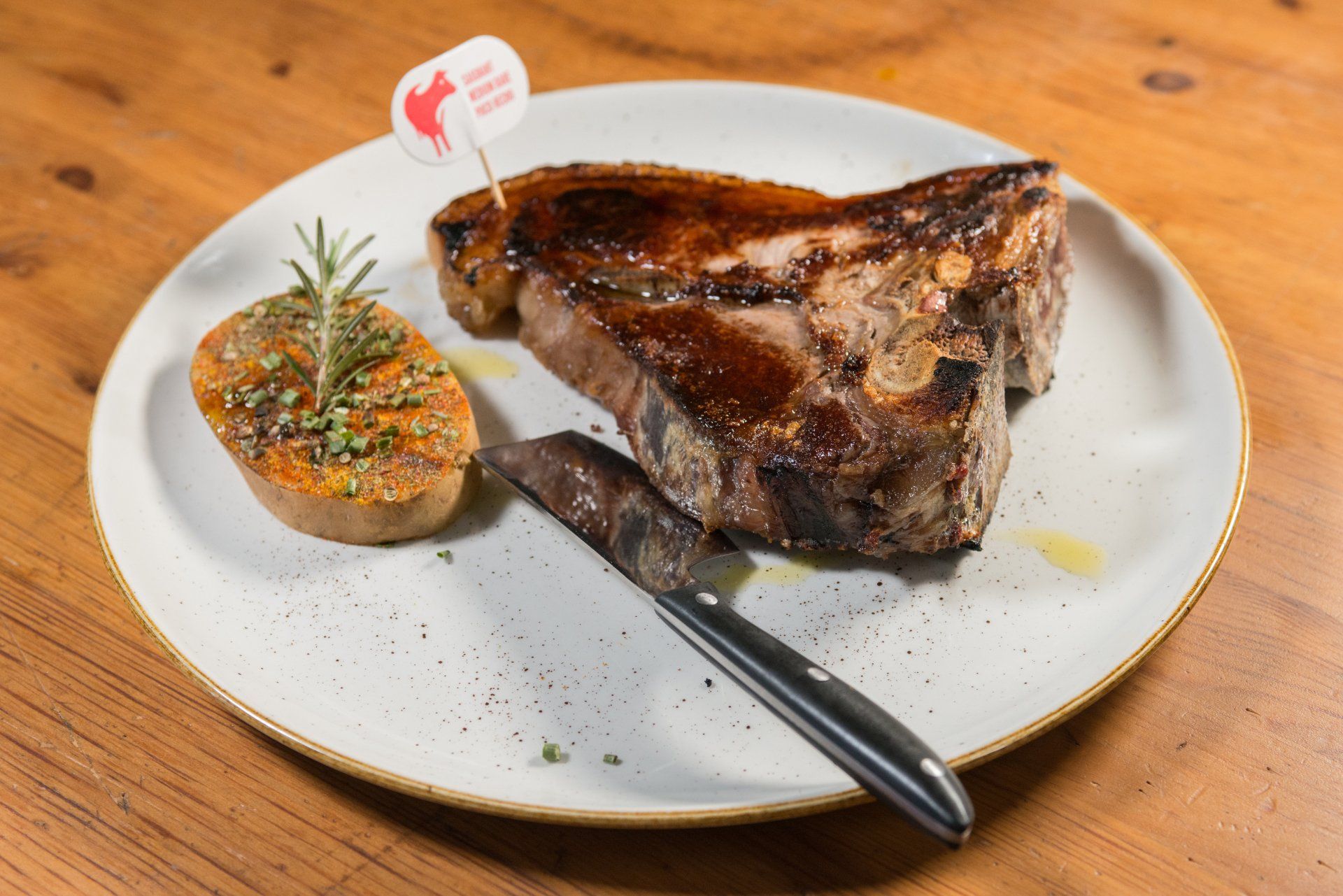 filetto di carne alla griglia con contorno