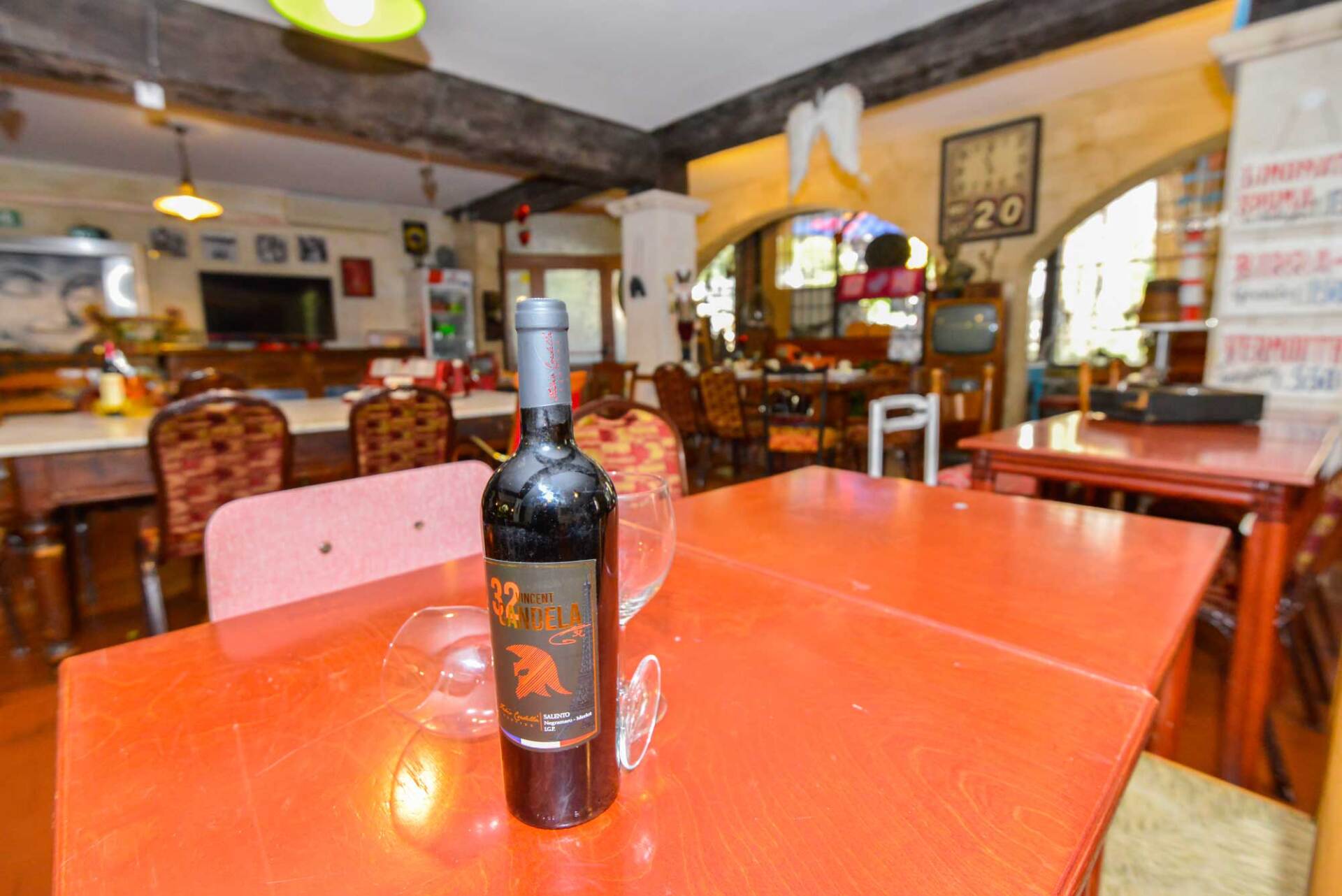 bottiglia di vino e bicchiere su un tavolo