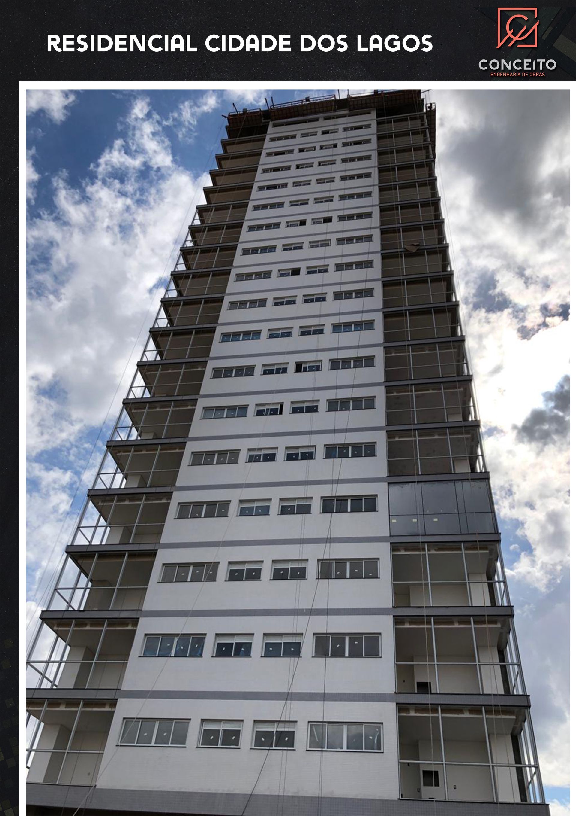 Um prédio alto com andaimes ao redor está em construção.