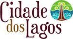 O logotipo da cidade dos lagos tem uma árvore no meio.