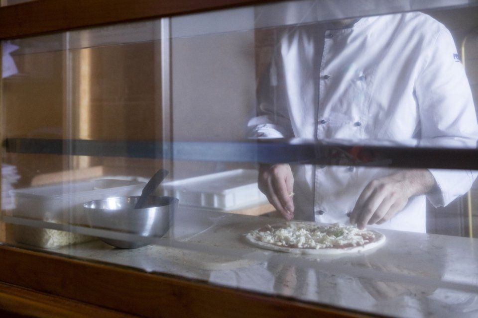 Preparazione dell'impasto della pizza