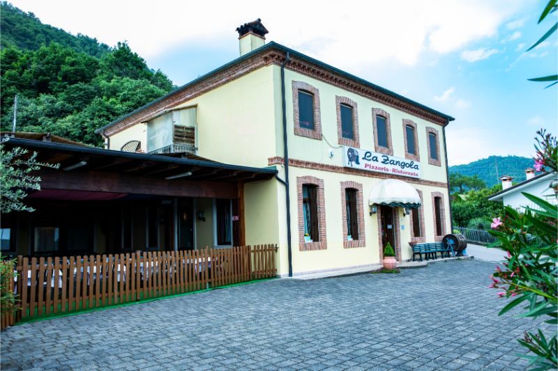 Gli esterni del ristorante pizzeria