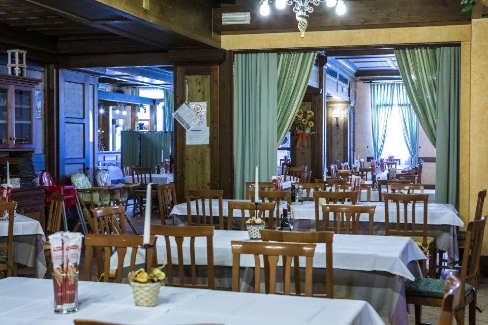 Interni del ristorante pizzeria adatto a cene di lavoro