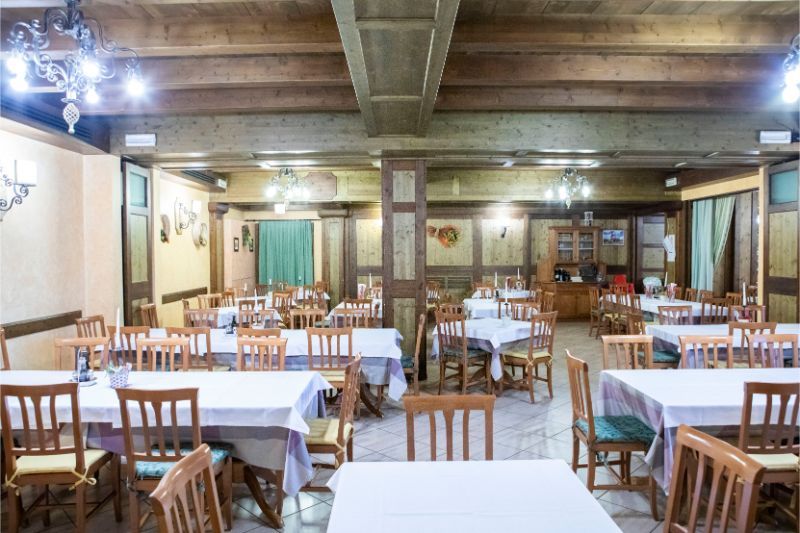 Tavoli del ristorante pizzeria tipico