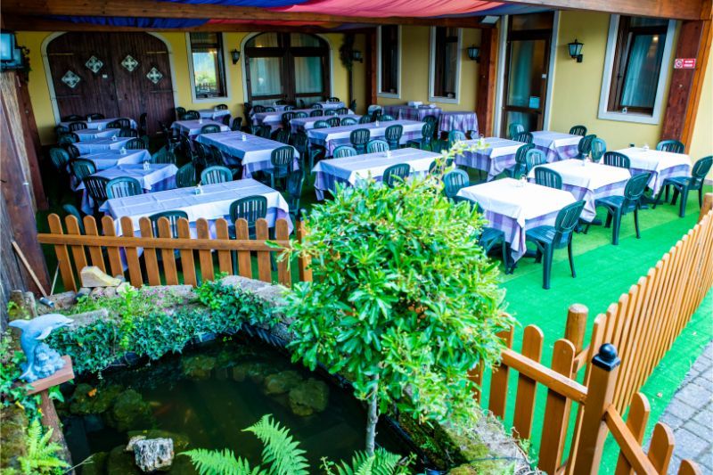 Panoramica tavoli nel patio del ristorante
