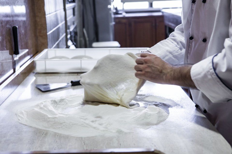 Stesura dell'impasto pizza senza glutine