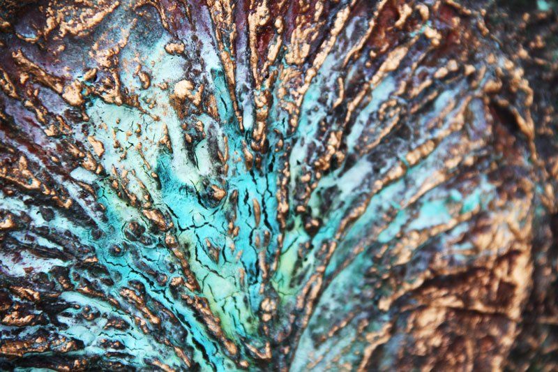 Gemälde „Ginkgo“ Maße: 30 x 30 cm, 4,5 cm Tiefe  Material: Künstler-Acrylfarben, Kupfer-, Bronze-Grundierung, Echtrost, Eisen-Grundierung, grüne sowie blaue Patina, Pigmente, Goldpaste, Firnis  Malgrund: Leinwand auf Keilrahmen