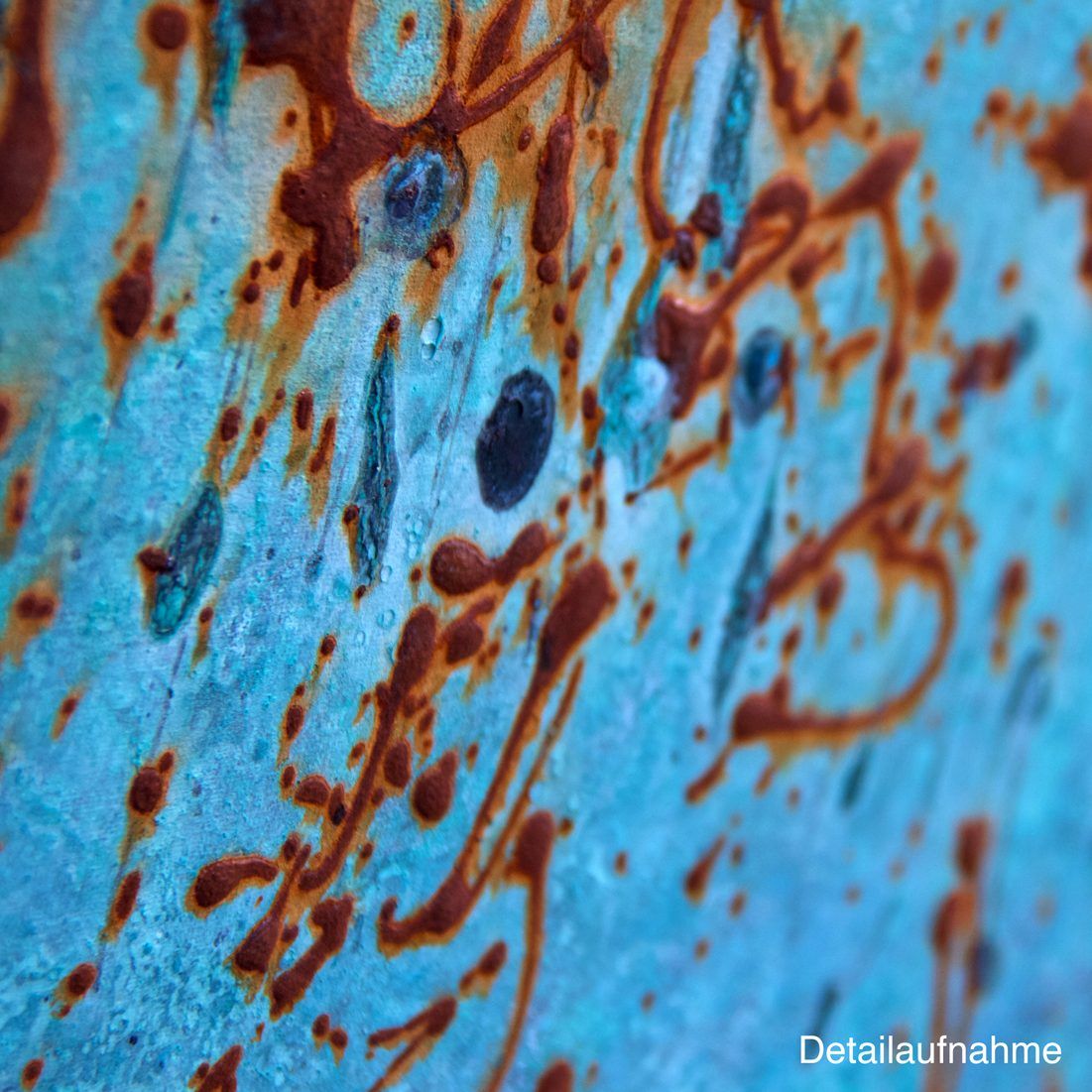 Gemälde-Trilogie „Chaos“ Maße: je 60 x 60 cm, 3 cm Tiefe  Material: Acryl, Echtrost, grüne sowie blaue Patina auf Eisen-, Silber- und Kupfer-Grundierung, Firnis  Malgrund: Leinwand auf Keilrahmen