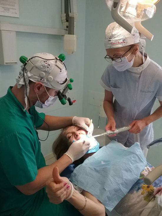 dentista e assistente intervento