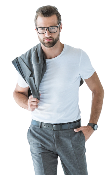 Un hombre que lleva gafas y una camiseta blanca sostiene una chaqueta sobre su hombro.