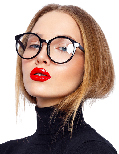 Una mujer que lleva gafas y lápiz labial rojo mira a la cámara.