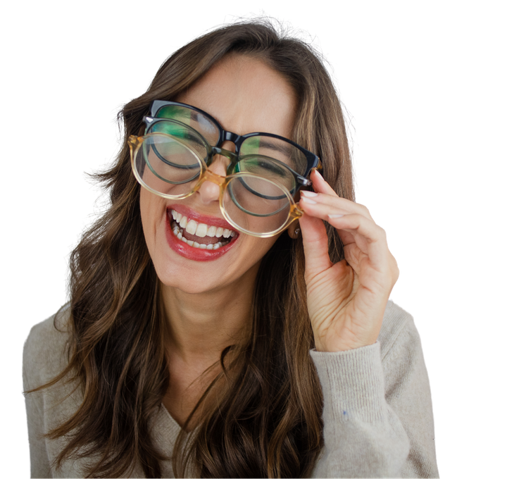 Una mujer con gafas se ríe y sonríe.
