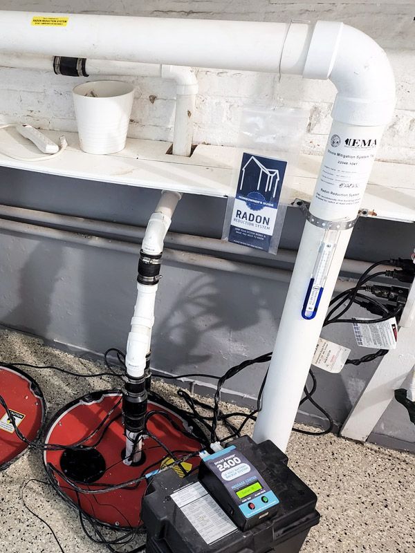 A vacuum cleaner is sitting on a table next to a pipe.