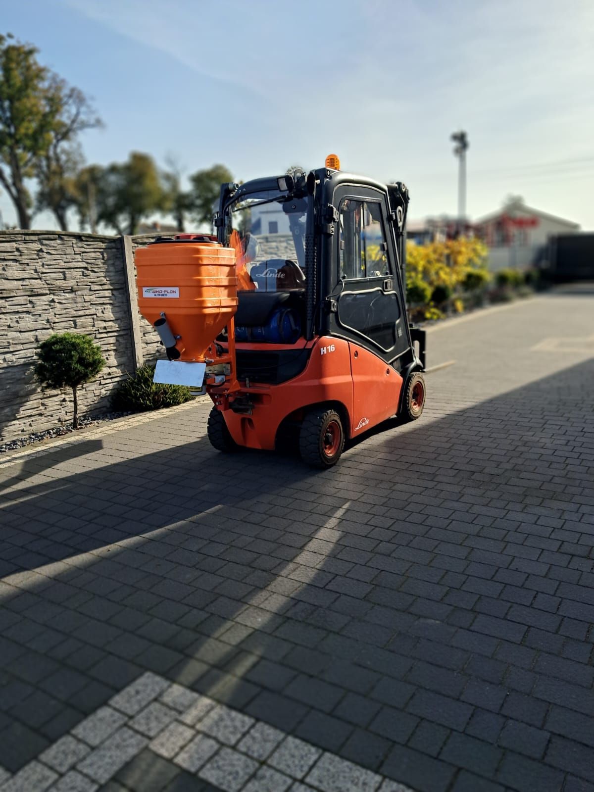 Rozsiewacz soli 110l silnik wibracyjny