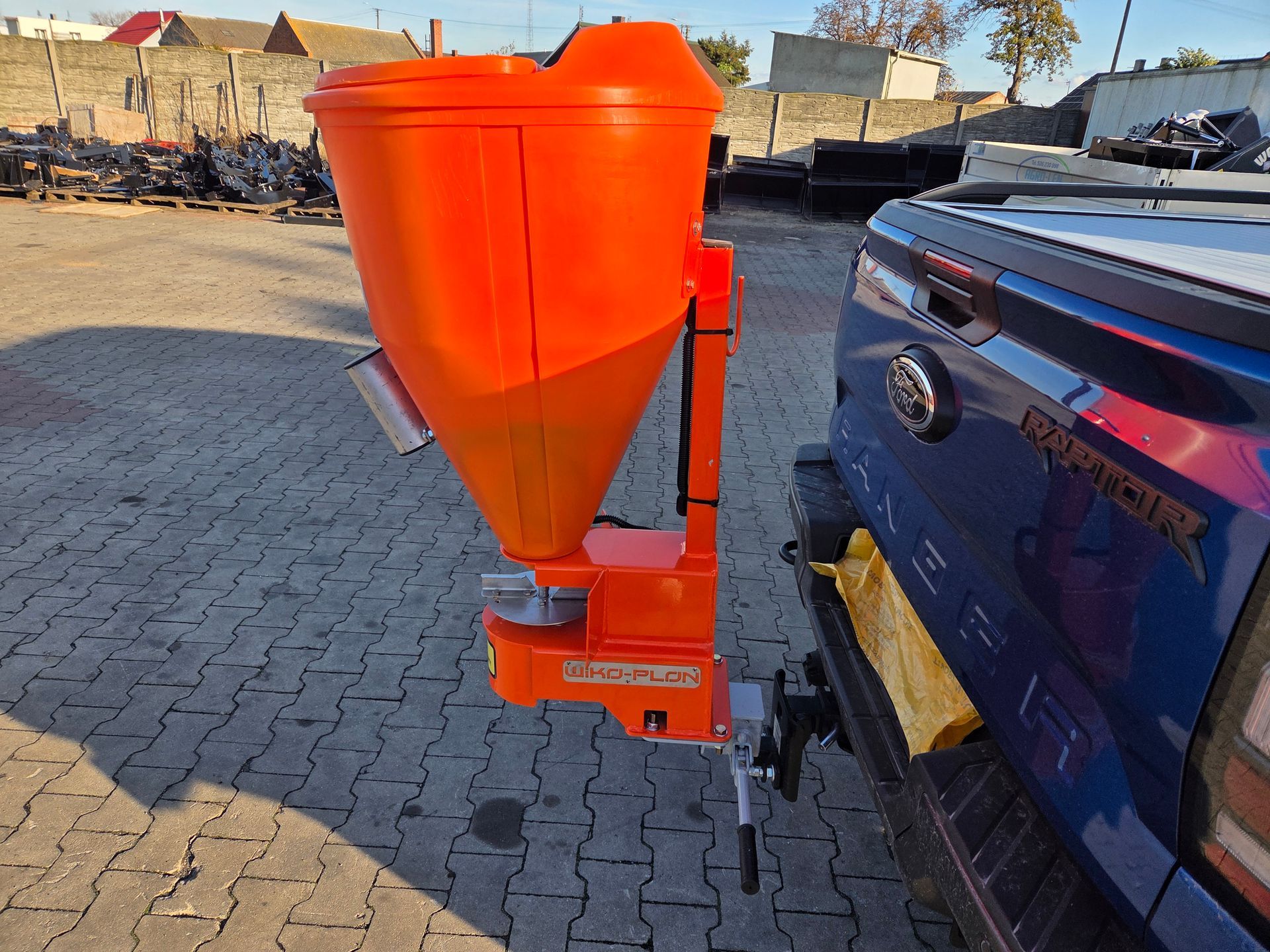 Wiko Plon 110L zoutstrooier met trilmotor, winterdienst, 12V elektromotor met versnellingsbak