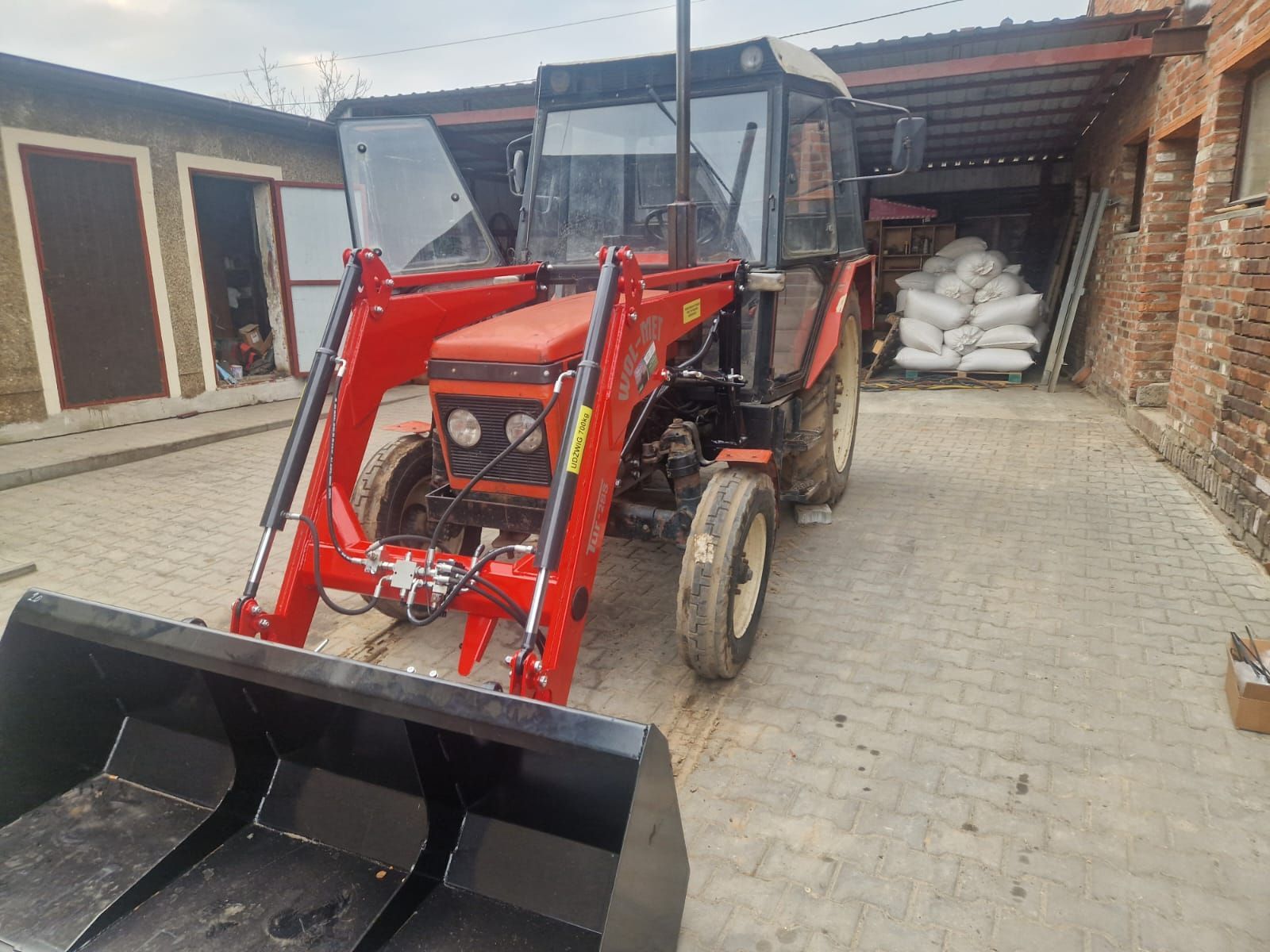 Ładowarka czołowa 800 kg – Zetor