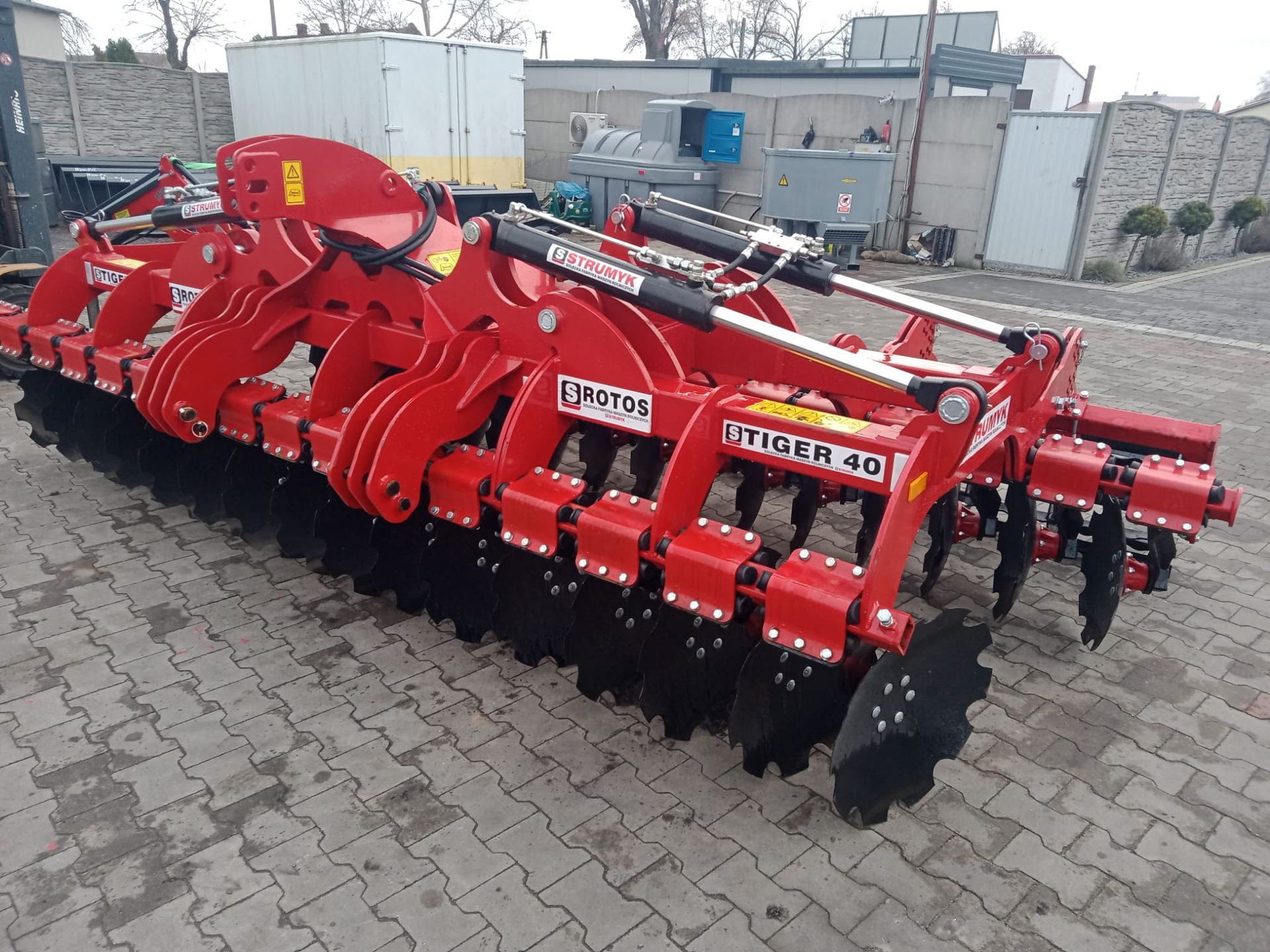 Scheibenegge 5,0 m hydraulisch klappbar. Mit Rohrstabwalze