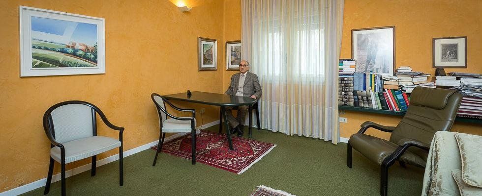 Il dott. Antonio Ramella, psichiatra psicoterapeuta, nel suo studio di Cremona