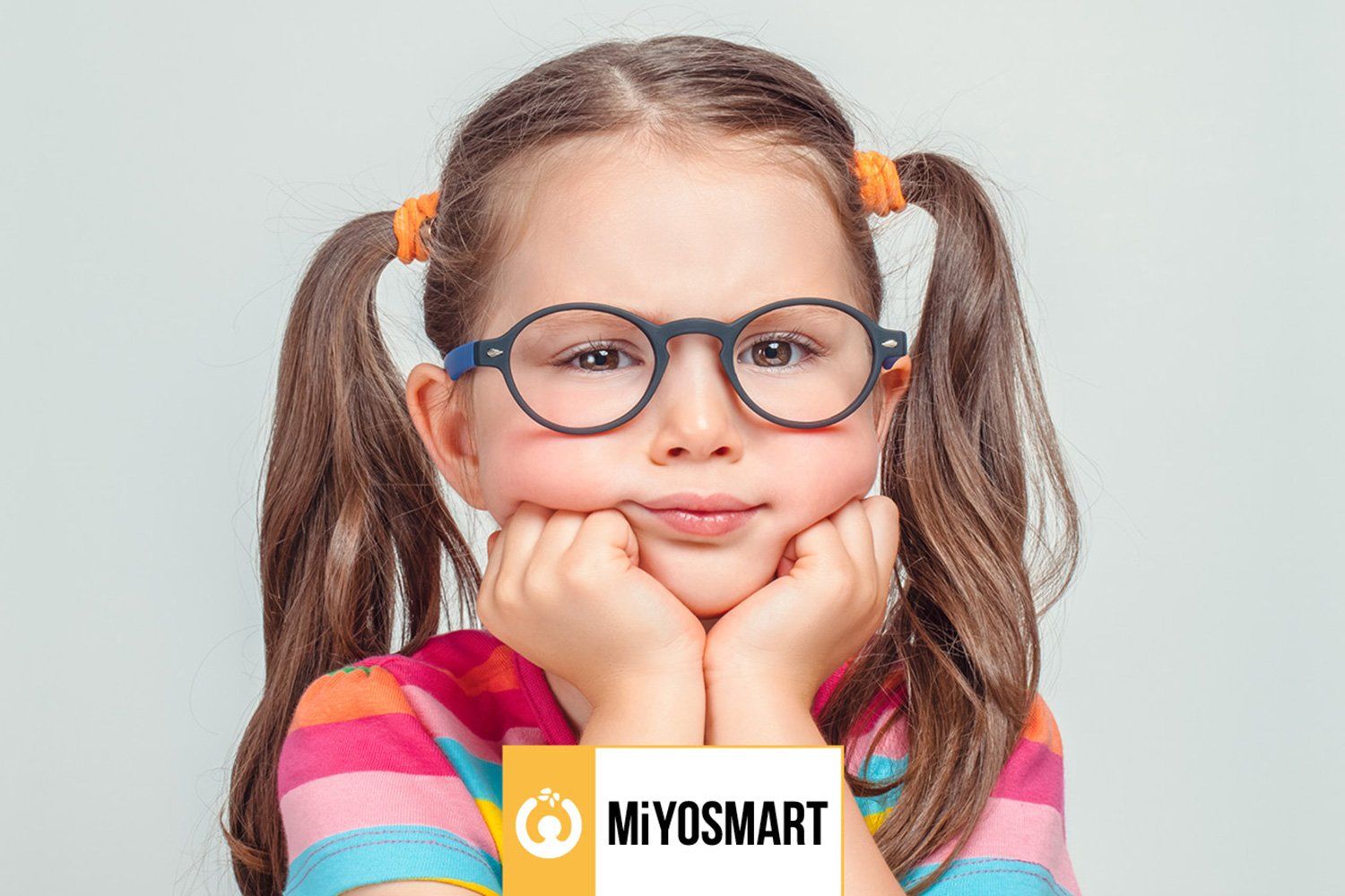 bambina con occhiali