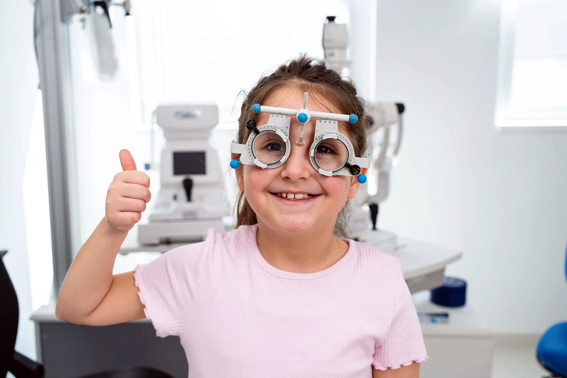primo esame della vista a un bambino