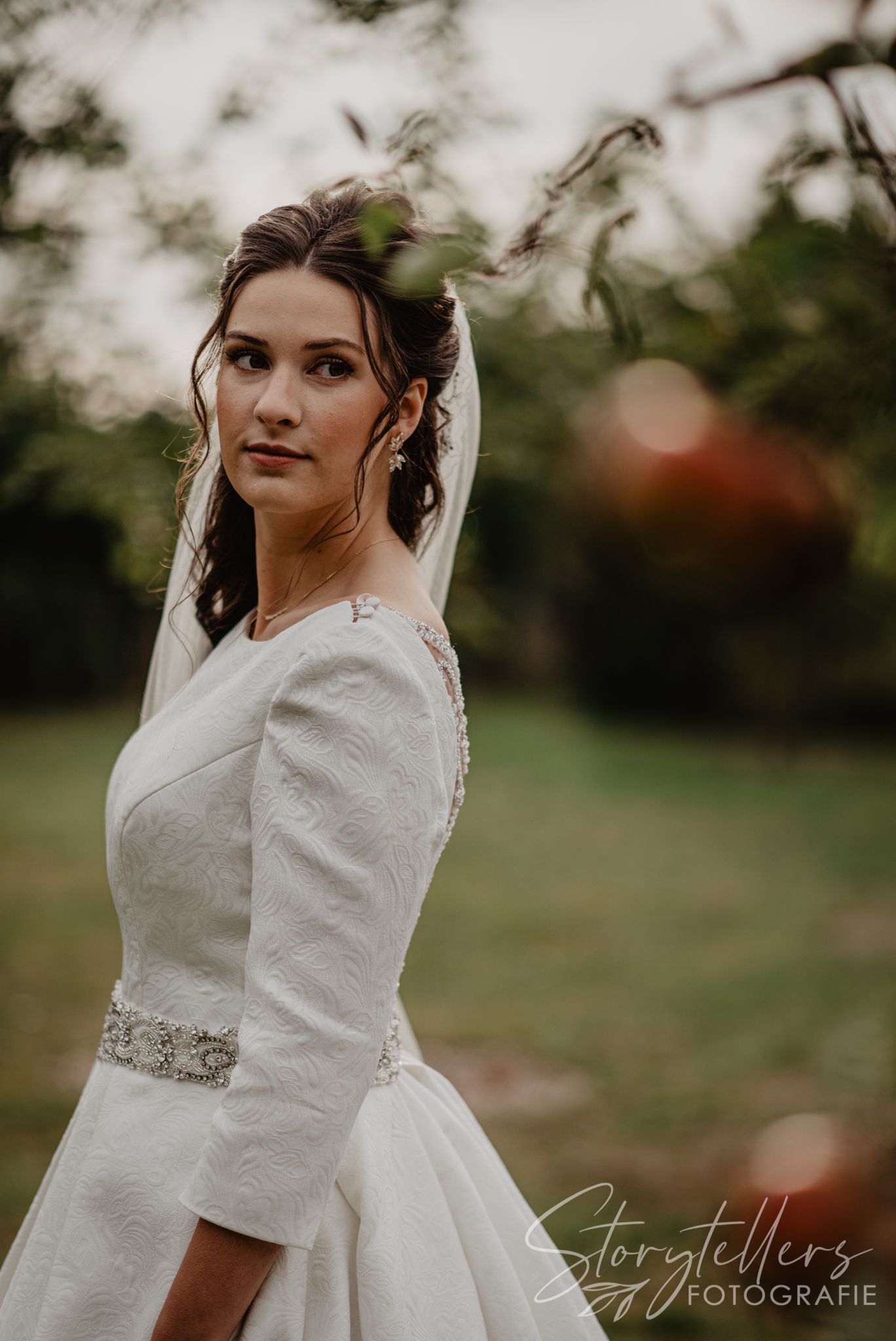 Waarom Kiezen voor Love Weddingplanner?
Met jarenlange ervaring en een passie voor het creëren van droombruiloften, begeleidt Love Weddingplanner u vanaf het eerste idee tot aan de laatste dans. Wij nemen de stress uit handen en zorgen voor een vlekkeloze uitvoering, zodat u alleen maar hoeft te genieten van de mooiste dag van uw leven. Elk detail wordt zorgvuldig gepland en afgestemd om een harmonieuze en onvergetelijke sfeer te creëren.
Ontdek Onze Portfolio: Voorbeelden van Onze Prachtige Bruiloften
Wij zijn trots op de prachtige bruiloften die we hebben mogen organiseren voor onze geliefde bruidsparen. Bekijk ons portfolio en ontdek hoe wij verschillende trouwstijlen en -thema’s hebben vormgegeven. Onze portfolio-pagina bevat inspirerende foto’s en beschrijvingen van eerder georganiseerde bruiloften, zodat u een duidelijk beeld krijgt van onze creativiteit en vakmanschap.
Wilt u Uw Droombruiloft Bespreken? Neem Contact met Ons Op
Bent u op zoek naar een weddingplanner die uw bruiloft uniek en persoonlijk maakt? Neem vandaag nog contact op met Love Weddingplanner voor een vrijblijvend gesprek en ontdek wat wij voor u kunnen betekenen. Uw droombruiloft begint hier!