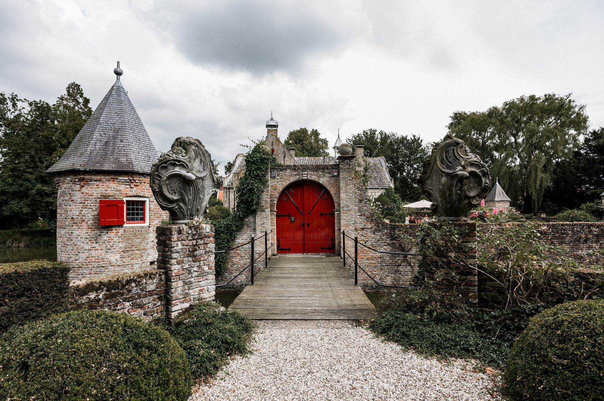 Coming soon? Droom je van een sprookjesachtige bruiloft op een kasteel? In deze blog ontdek je de voordelen van trouwen op een kasteel, van adembenemende locaties tot luxe voorzieningen. Laat je inspireren door unieke ideeën voor decoratie en thema’s die perfect passen bij deze romantische setting.
Lees verder en ontdek hoe jij jouw kasteelbruiloft tot leven kunt brengen!