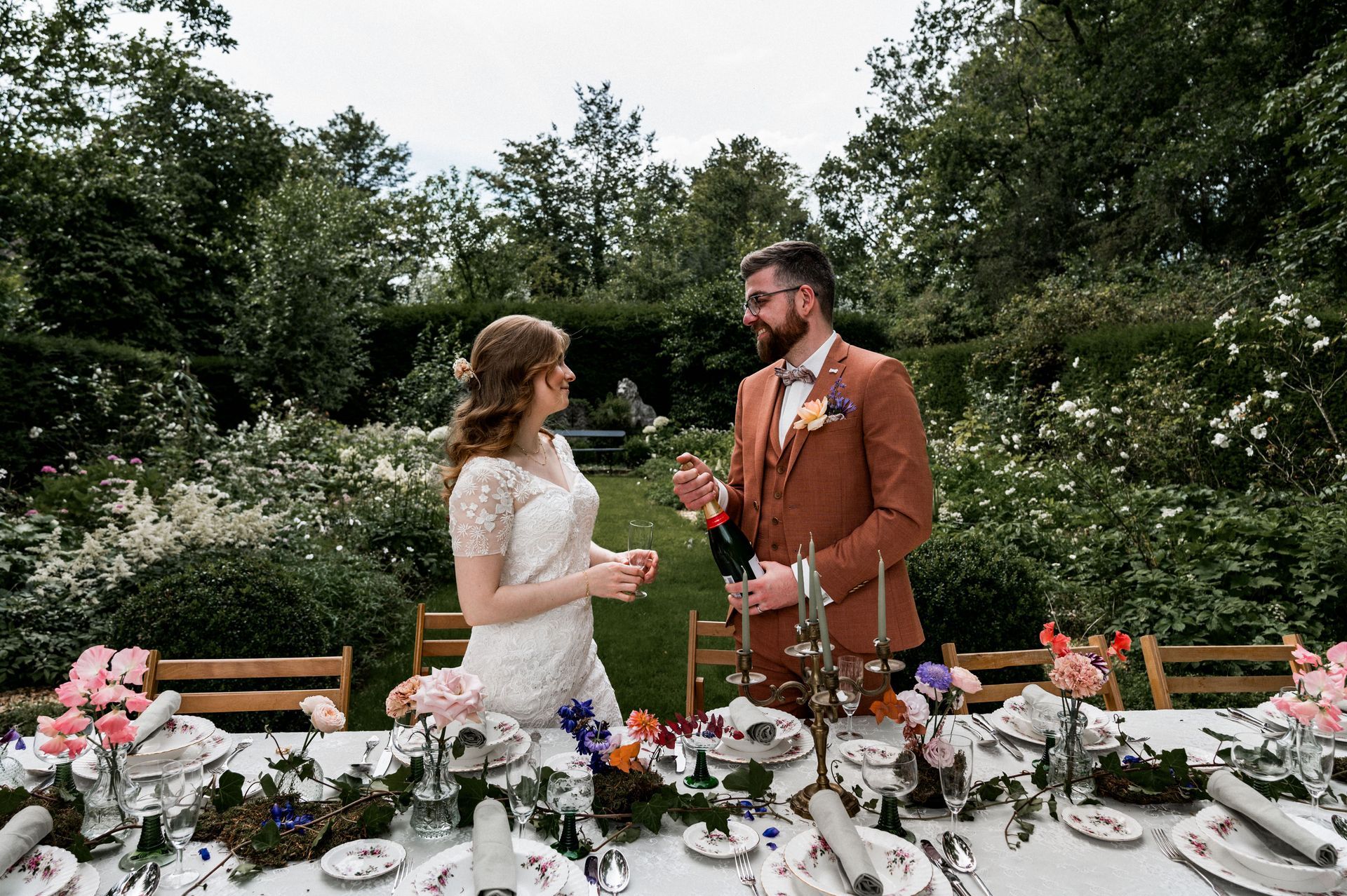 Trouwen op een Kasteel
Geniet van een sprookjesachtige bruiloft met adembenemende foto’s op een kasteel. Deze romantische setting biedt de perfecte achtergrond voor onvergetelijke momenten en prachtige trouwfoto’s