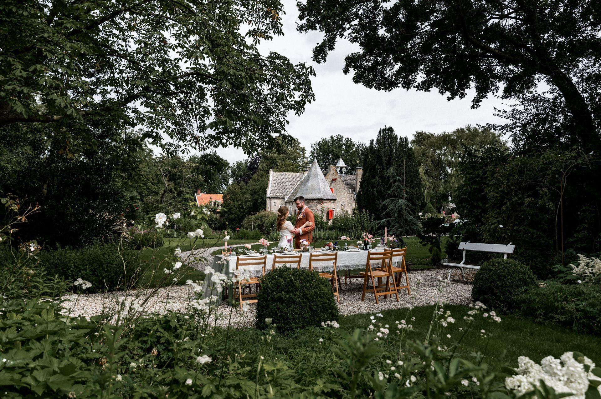 Foto’s Maken op een Kasteel: Sprookjesachtige Beelden van Jouw Bruiloft
Een fotoshoot bij een kasteel biedt de perfecte achtergrond voor prachtige trouwfoto’s.Voor het kiezen van de beste kasteellocaties en het vastleggen van romantische momenten in deze betoverende setting. Ontdek hoe je gebruik kunt maken van de architectuur en de natuurlijke omgeving voor de mooiste kiekjes.
Lees verder voor inspiratie en tips voor jouw kasteel fotoshoot!