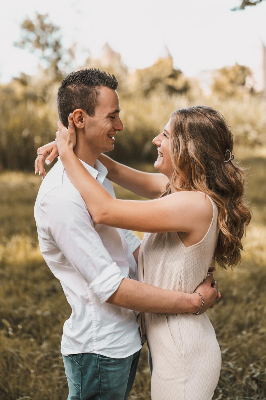 Inspirerende Bruiloften: Onze Aanpak
Bij Love Weddingplanner zetten we ons in om van elke trouwdag een persoonlijk en perfect georganiseerd geheel te maken. Onze portfolio geeft u een overzicht van uiteenlopende trouwstijlen en -thema’s, waaronder:
Romantische Ceremonies: Of het nu gaat om een bruiloft in een charmante tuin of een idyllische strandceremonie, wij creëren een setting die perfect aansluit bij de romantische sfeer van het moment.
Tijdloze Elegantie: Met oog voor detail en verfijnde decoraties realiseren wij klassieke en stijlvolle bruiloften die tijdloos en memorabel zijn.
Moderne Bruiloften: Voor wie houdt van een eigentijdse uitstraling met strakke lijnen en unieke accenten, geven wij een creatieve draai aan elk element van de dag.
Bruiloften met een Thema: Of het nu bohemian, vintage, of een seizoensgebonden thema is, wij weten hoe we uw visie kunnen omzetten in een prachtig samenhangende en persoonlijke ervaring.
Waarom [Love Weddingplanner]?
Wij begrijpen dat het plannen van een bruiloft meer is dan alleen het regelen van praktische zaken; het gaat om het creëren van een ervaring die naadloos aansluit bij uw liefdesverhaal. Ons team staat klaar om met u samen te werken vanaf het eerste concept tot de uitvoering op de grote dag zelf, zodat elk detail perfect op zijn plek valt. Met jarenlange ervaring, een toegewijd netwerk van leveranciers, en een passie voor unieke bruiloften, zorgen wij voor een gestroomlijnde en stressvrije planning.
Blader door Ons Portfolio en Vind Inspiratie
In ons portfolio ziet u een selectie van onze mooiste bruiloften en krijgt u een idee van onze veelzijdigheid en creatieve stijl. Elke bruiloft vertelt zijn eigen verhaal, weergegeven in foto’s, decoratie en sfeer:
Creatieve trouwlocaties: Van openluchtceremonies tot stijlvolle binnenlocaties, aangepast aan de wensen van elk bruidspaar.
Indrukwekkende decoraties: Gepersonaliseerde details en zorgvuldig gekozen bloemen, verlichting, en kleuren die elk thema tot leven brengen.
Droomachtige sfeerimpressies: De magie van de dag vastgelegd in prachtige beelden die een blijvende indruk achterlaten.
Klaar om Uw Droombruiloft te Bespreken?
Bent u geïnspireerd geraakt door ons portfolio en klaar om samen uw eigen droombruiloft te plannen? Neem gerust contact op met Love Weddingplanner voor een vrijblijvend gesprek. Wij kijken ernaar uit om uw ideeën en wensen te bespreken en van uw trouwdag een onvergetelijke ervaring te maken.
