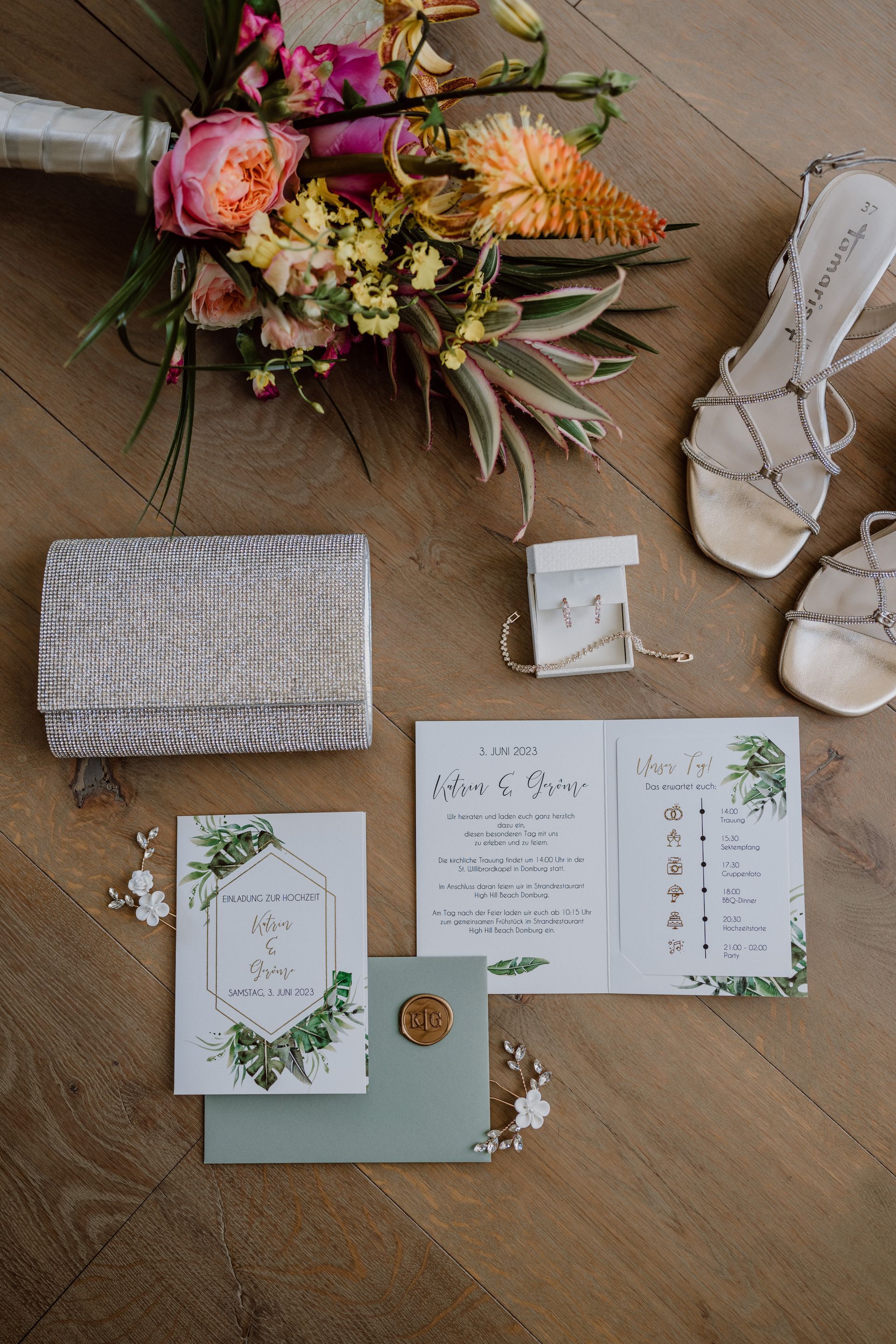 Waarom Kiezen voor [Love Weddingplanner]?
Bij Love Weddingplanner streven we naar perfectie in elke bruiloft die wij organiseren. Met onze ervaring en passie nemen wij alle zorgen uit handen en verzorgen we een vlekkeloze uitvoering van uw grote dag. Onze persoonlijke benadering en aandacht voor detail zorgen ervoor dat elk aspect – van de aankleding tot het entertainment – in lijn is met uw stijl en visie.
Blader door Onze Portfolio en Laat U Inspireren
Neem een kijkje in onze portfolio en laat u inspireren door de beelden en verhalen achter elke bruiloft die wij hebben mogen organiseren. Onze portfolio biedt u een blik op:
Onze creativiteit en stijl
De diversiteit aan locaties en thema’s
De gepersonaliseerde decoraties en details
Of u nu op zoek bent naar ideeën voor uw eigen bruiloft of gewoon onze aanpak beter wilt leren kennen, ons portfolio geeft u de inspiratie die u zoekt.
Uw Droombruiloft Start Hier
Bent u klaar om uw droombruiloft te plannen? Neem vandaag nog contact op met Love Weddingplanner en bespreek uw ideeën en wensen met ons team. Samen creëren we een bruiloft die perfect bij u past en een blijvende indruk achterlaat.
