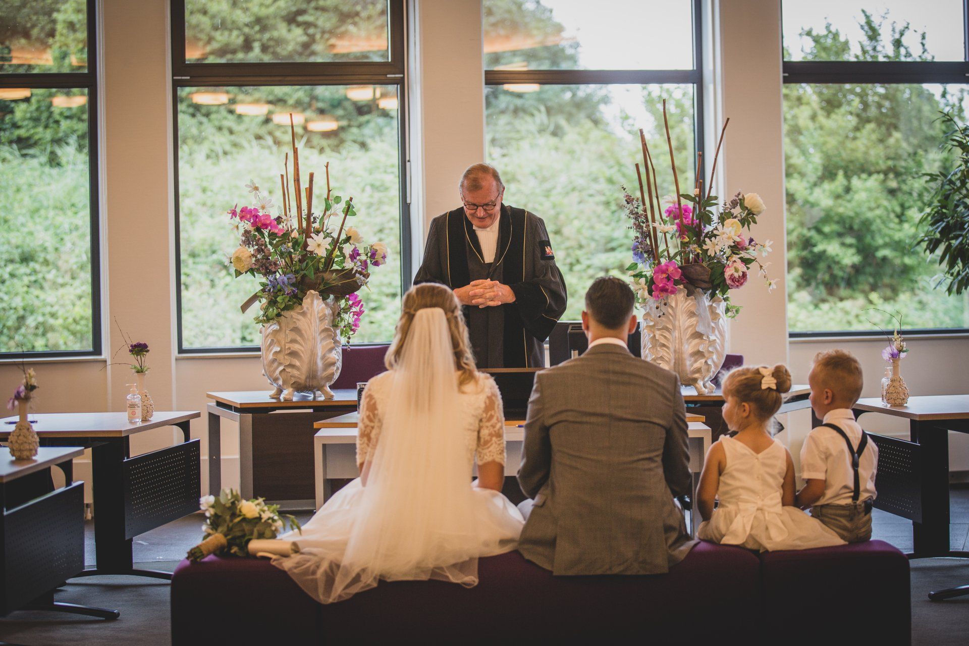 Onze Stijl en Visie
Onze stijl kenmerkt zich door elegantie, tijdloze klasse en een vleugje creativiteit. We geloven dat elke bruiloft een verhaal vertelt, en wij zorgen ervoor dat elk element – van de bloemen tot de verlichting en van de tafelschikking tot de muziek – bijdraagt aan dat verhaal. Het resultaat is een harmonieuze en onvergetelijke sfeer, waar niet alleen het bruidspaar, maar ook de gasten nog lang met een glimlach aan zullen terugdenken.