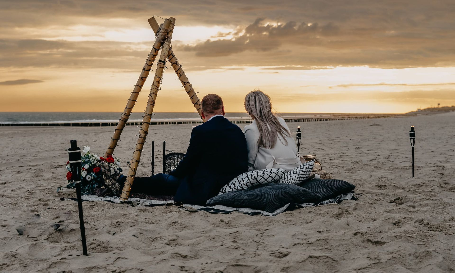 Inspirerende Bruiloften door [Love Weddingplanner]
Welkom in het portfolio van Love Weddingplanner, waar we u graag een glimp geven van de magische bruiloften die we hebben mogen realiseren. Elke bruiloft die we plannen is uniek en op maat gemaakt, zodat deze perfect aansluit bij het liefdesverhaal van het bruidspaar. Van dromerige ceremonies in de open lucht tot elegante feesten in stijlvolle binnenlocaties, elk detail wordt zorgvuldig afgestemd op de wensen en persoonlijkheid van onze klanten.
