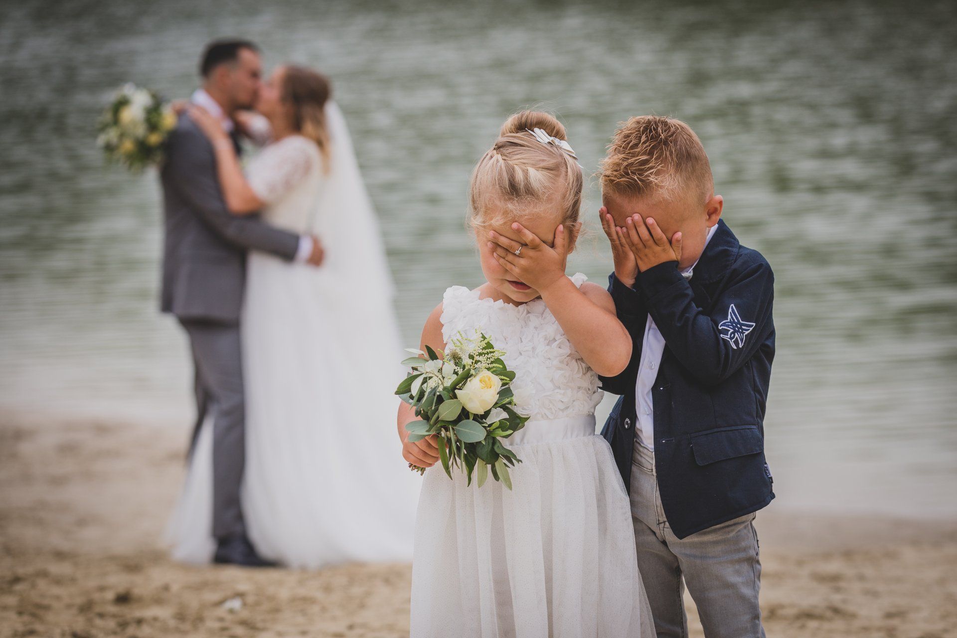 Onze Stijl en Visie
Onze stijl kenmerkt zich door elegantie, tijdloze klasse en een vleugje creativiteit. We geloven dat elke bruiloft een verhaal vertelt, en wij zorgen ervoor dat elk element – van de bloemen tot de verlichting en van de tafelschikking tot de muziek – bijdraagt aan dat verhaal. Het resultaat is een harmonieuze en onvergetelijke sfeer, waar niet alleen het bruidspaar, maar ook de gasten nog lang met een glimlach aan zullen terugdenken.