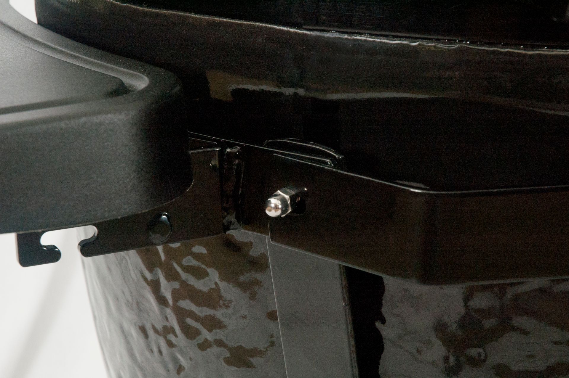 Een close-up van een zwarte pot met een metalen handvat