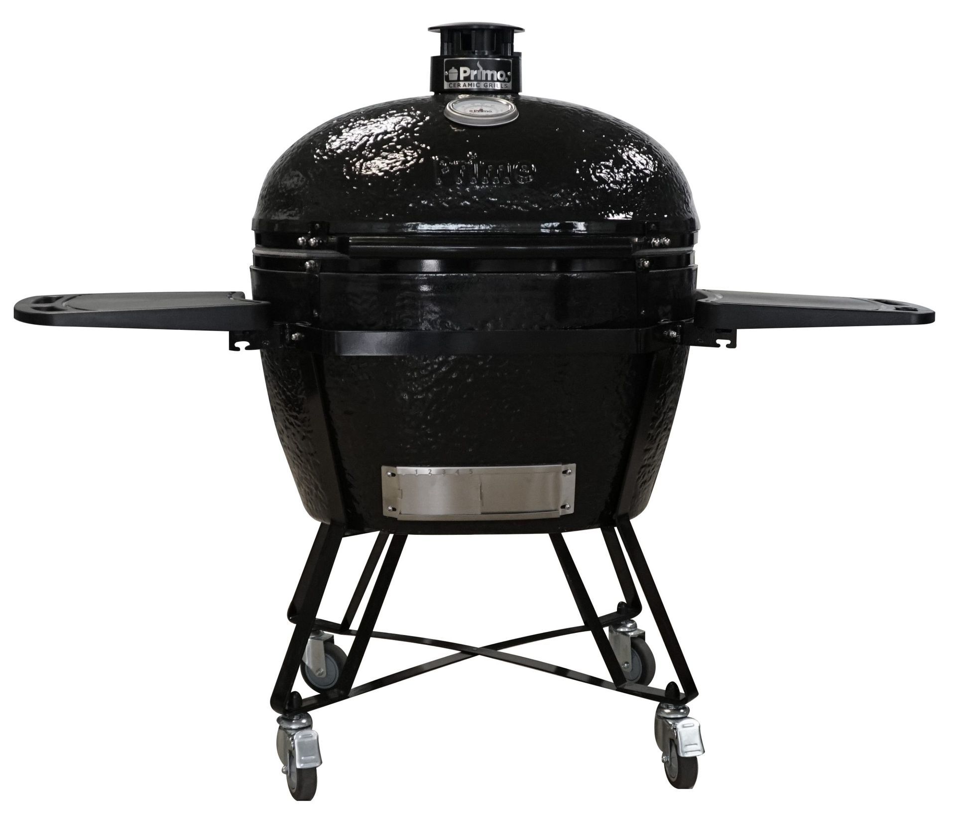 Een zwarte grill met wielen op een witte achtergrond