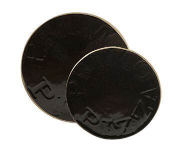 Twee zwarte munten met de letter p erop